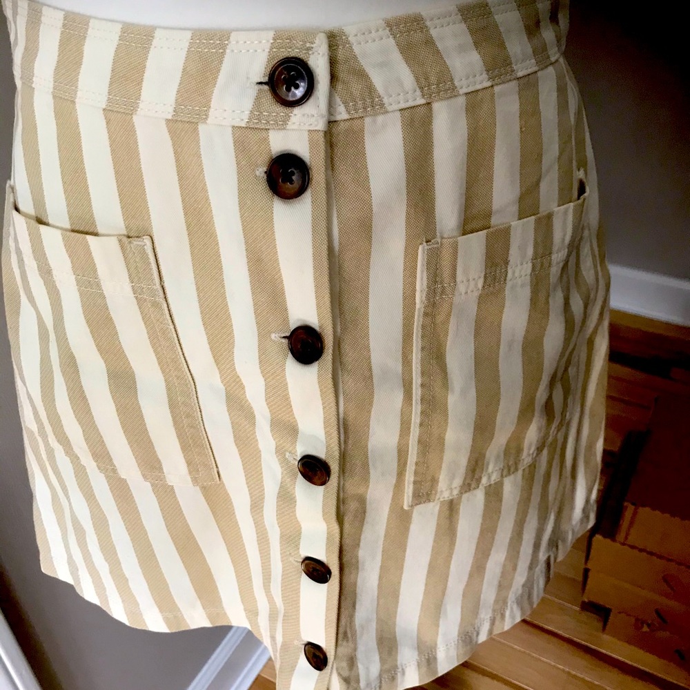 Short 2 pocket button front skirt